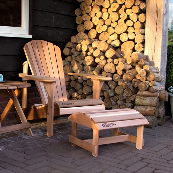 comfy chair adirondack met voetenbankje in avondlicht