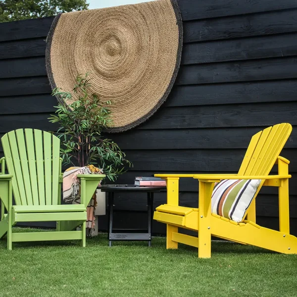 gele en lichtgroene adirondack chairs