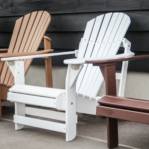 witte adirondack tussen twee bruintinten