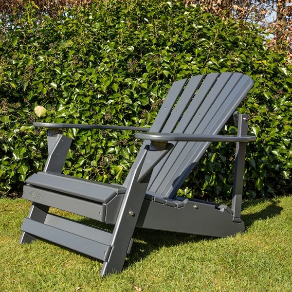 grijze kunststof adirondack chair in liggende positie