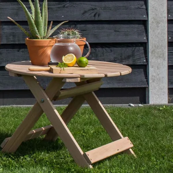 close up comfy chair bijzettafel rond hout