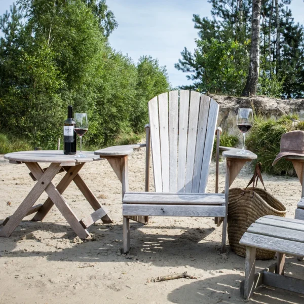 adirondack stoel met een flesje wijn op de bijzettafel