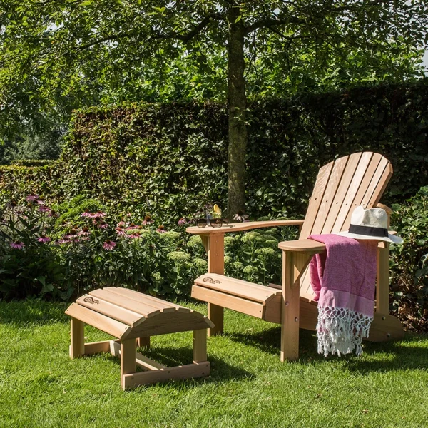 adirondack chair met voetenbank in zomertuin