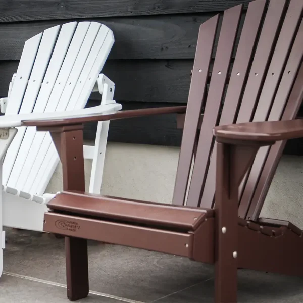 donkerbruine kunststof comfy chair naast witte