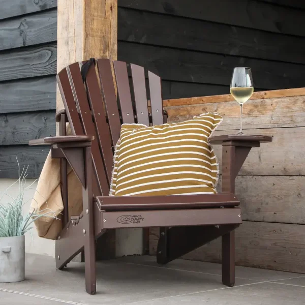 donkerbruine adirondack chair met geel kussen