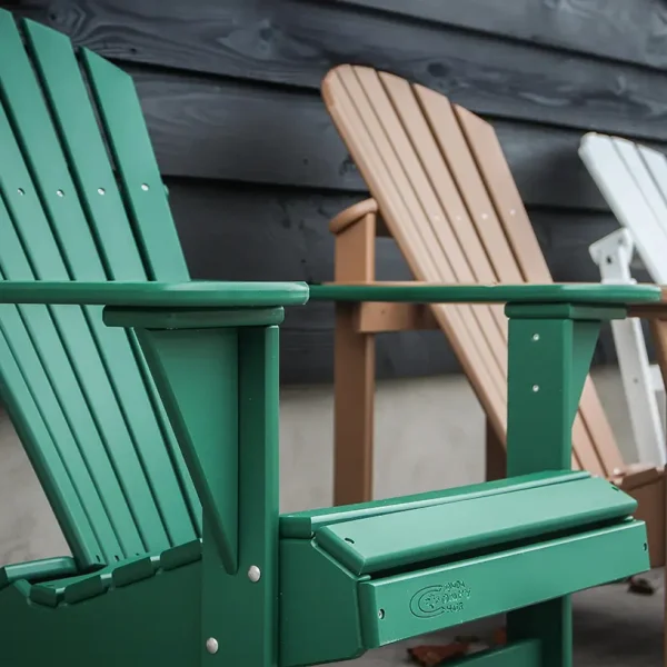 groene adirondack naast bruine adirondack