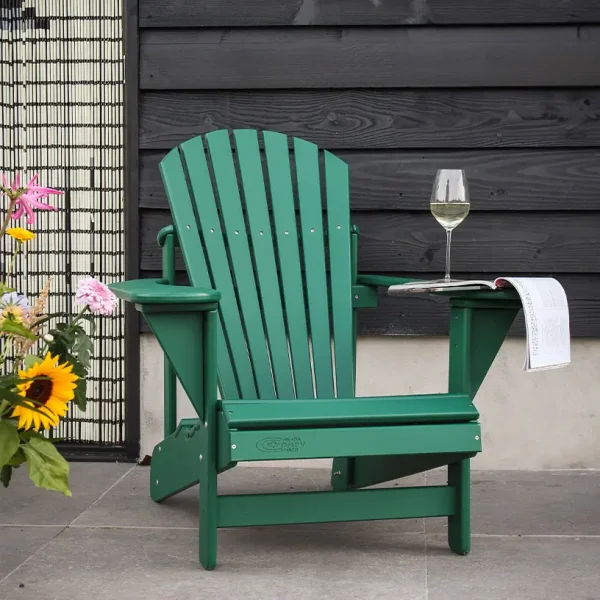 groene kunststof comfy chair naast bloemen